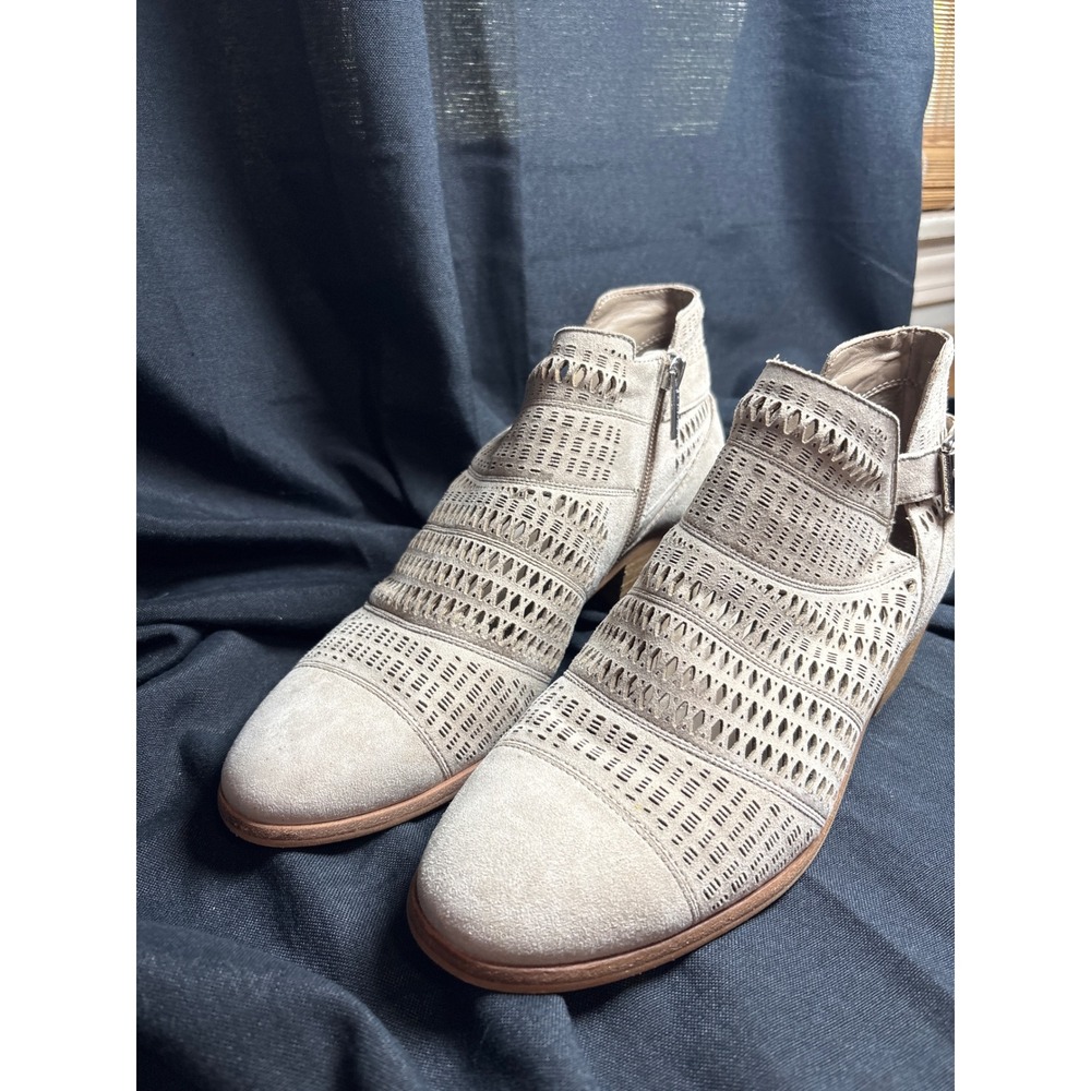 Vince Camuto Tan Suede Perforated Laser Cut Ankle Booties Buckle‎ 9.5M